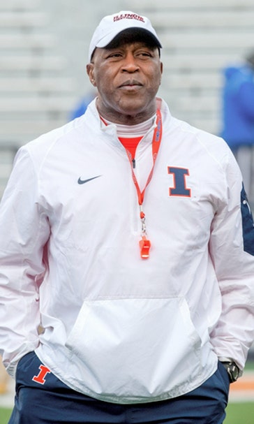 Unlike most schools, Illinois banks on Smith's NFL approach